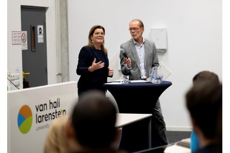 Ron en Minister Van der Wal.jpg