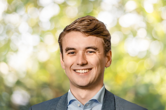 Jolan Knol met achtergrond.png
